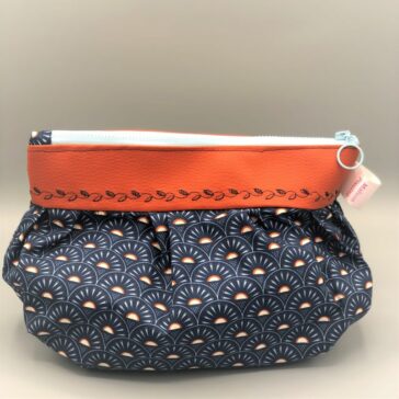Trousse de toilettes Edelweiss de forme ronde avec des plis et une finition aux points brodés