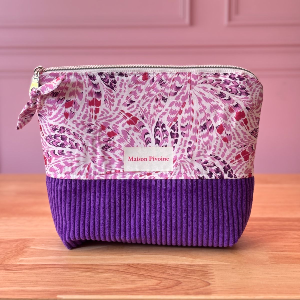 Grande pochette de rangement Maison Pivoine, imprimé plumes poétiques roses et blanches, base élégante en velours côtelé violet.