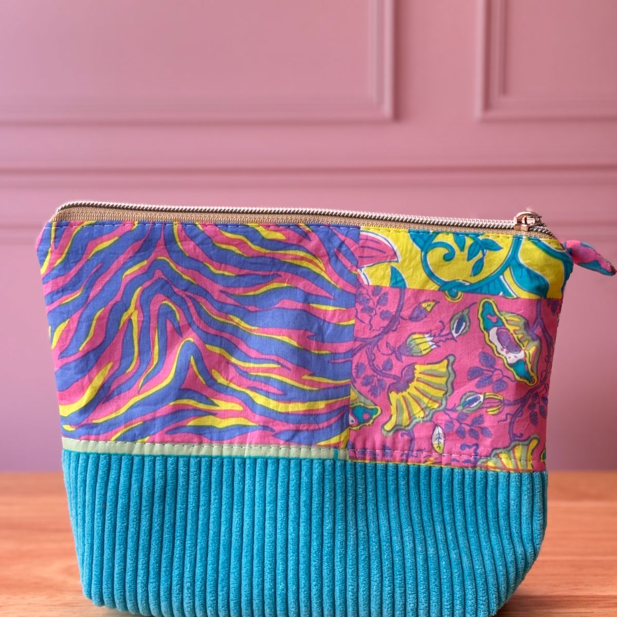 Pochette de rangement textile faite main, assemblage de tissus aux motifs zébrés colorés et fleurs vintage, base en velours côtelé turquoise.