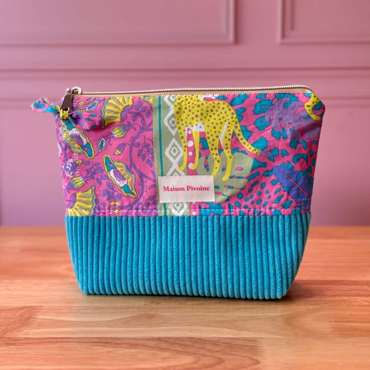 Trousse artisanale Maison Pivoine, motif panthère et fleurs sauvages, base en velours côtelé turquoise, création textile fabriquée en Bretagne.