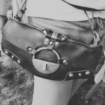 l'histoire du sac a main au moyen-âge, les escarcelles étaient portées à la ceinture,
