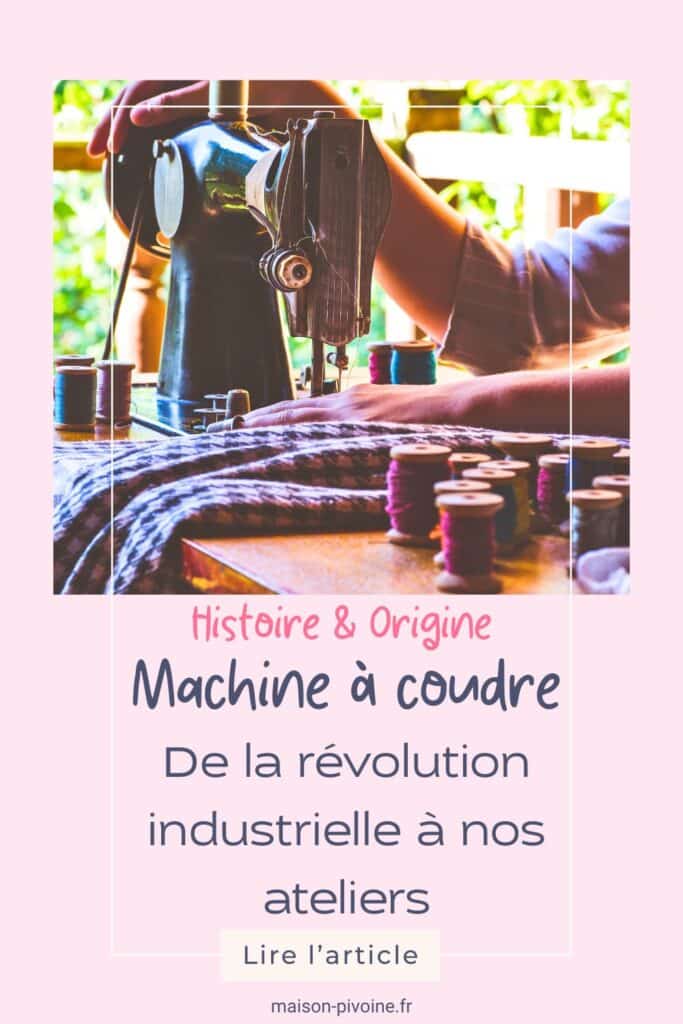 machine-a-coudre Vieille machine à coudre en métal sur une table en bois, bobines de fil coloré et main en train de coudre, illustration de l’histoire et de l’origine de la machine à coudre.