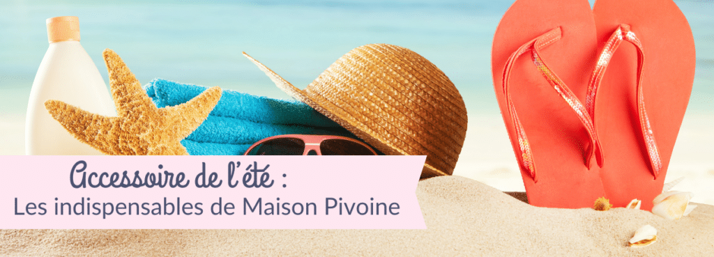 Accessoire de l'été : les indispensables de Maison Pivoine — étoile de mer, chapeau de paille, tongs et lunettes de soleil sur le sable d'une plage