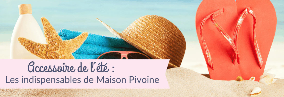 Accessoire de l'été : les indispensables de Maison Pivoine — étoile de mer, chapeau de paille, tongs et lunettes de soleil sur le sable d'une plage