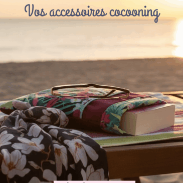 Lecture et soirées d'été — pochette à livre fleurie et chèche Magnolia sur un transat de plage au coucher du soleil, accessoires cocooning Maison Pivoine