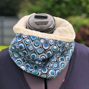 Echarpe snood femme géométrique - bleue, réversible, fabriquée à la main en France par Maison Pivoine