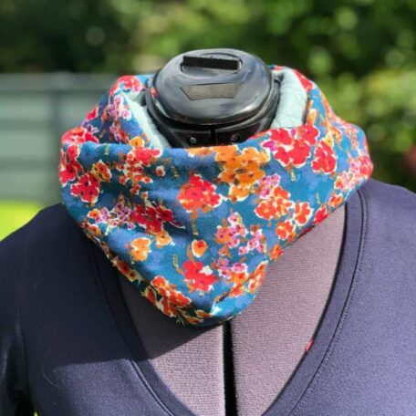 Echarpe snood femme fleurie - bleue, réversible, fabriquée à la main en France par Maison Pivoine