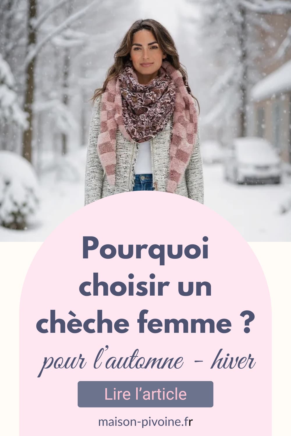 emme portant un chèche artisanal rose et marron Maison Pivoine dans un paysage enneigé, accessoire cocooning et élégant pour l’hiver.