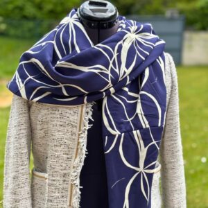 écharpe chèche femme bleue marine et crème, fait main en france par la Maison Pivoine situé à Quimperlé en Bretagne