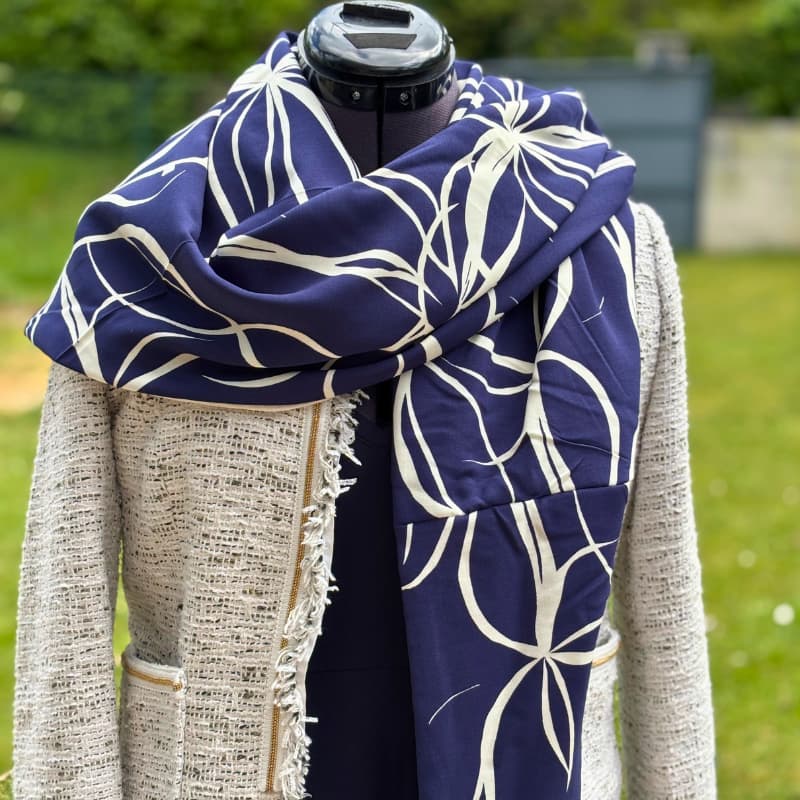 écharpe chèche femme bleue marine et crème, fait main en france par la Maison Pivoine situé à Quimperlé en Bretagne
