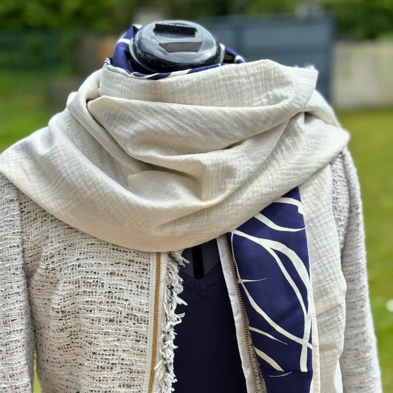 écharpe chèche femme bleue marine et crème, fait main en france par la Maison Pivoine situé à Quimperlé en Bretagne