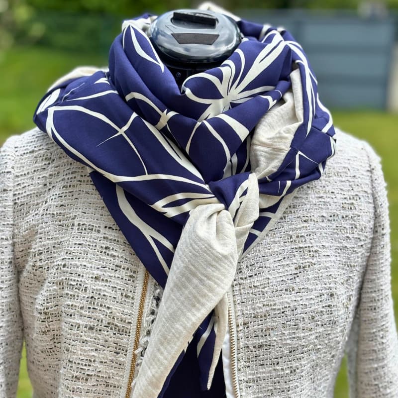écharpe chèche femme bleue marine et crème, fait main en france par la Maison Pivoine situé à Quimperlé en Bretagne
