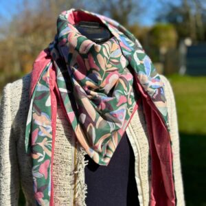 Echarpe chèche femme verte et rose en viscose avec de grosses fleurs et double gaze uni blanc. Création de Maison Pivoine confectionnée à la main en Bretagne.