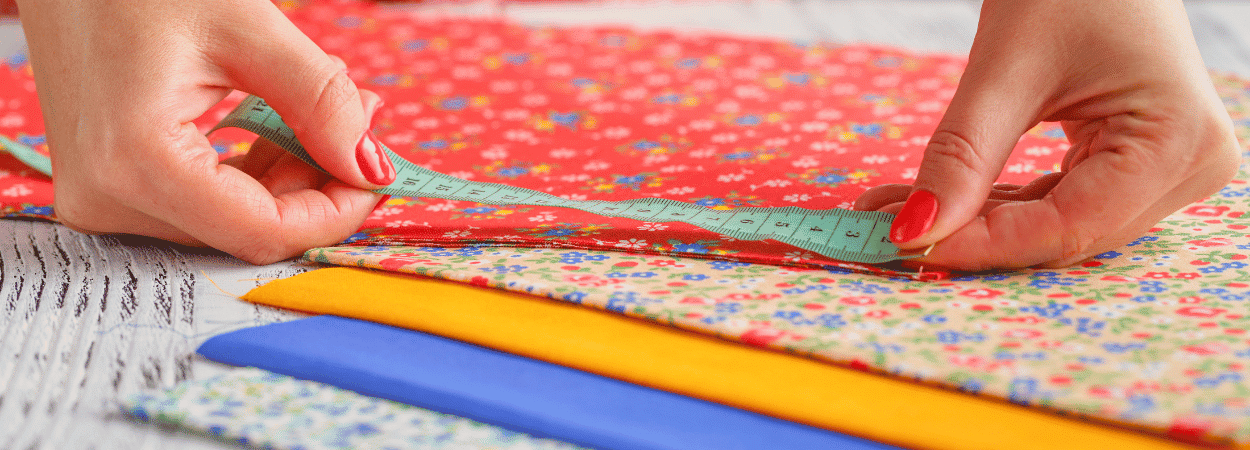chutes de tissu, avec un metre mesureur