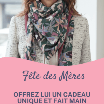Femme portant un chèche fleuri vert, rose et violet fait main Maison Pivoine, idée cadeau fête des mères unique et artisanal