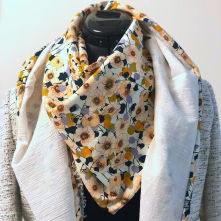 Echarpe chèche femme floral. Foulard de forme triangulaire avec un tissu floral orange pâle avec des pointe de bleu