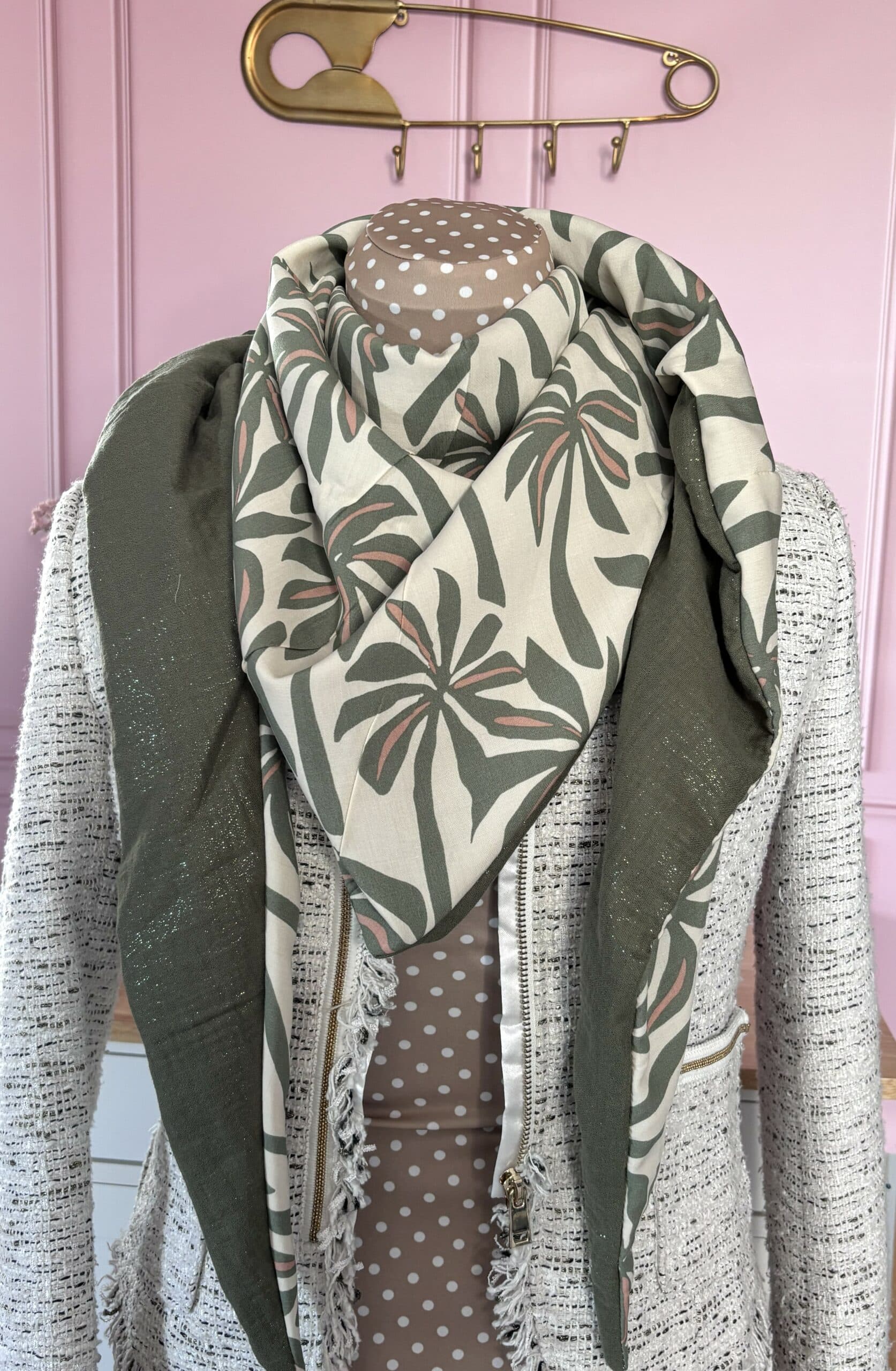 : Foulard triangle déployé sur les épaules d'un mannequin, soulignant le mélange de matières viscose et gaze pailletée.