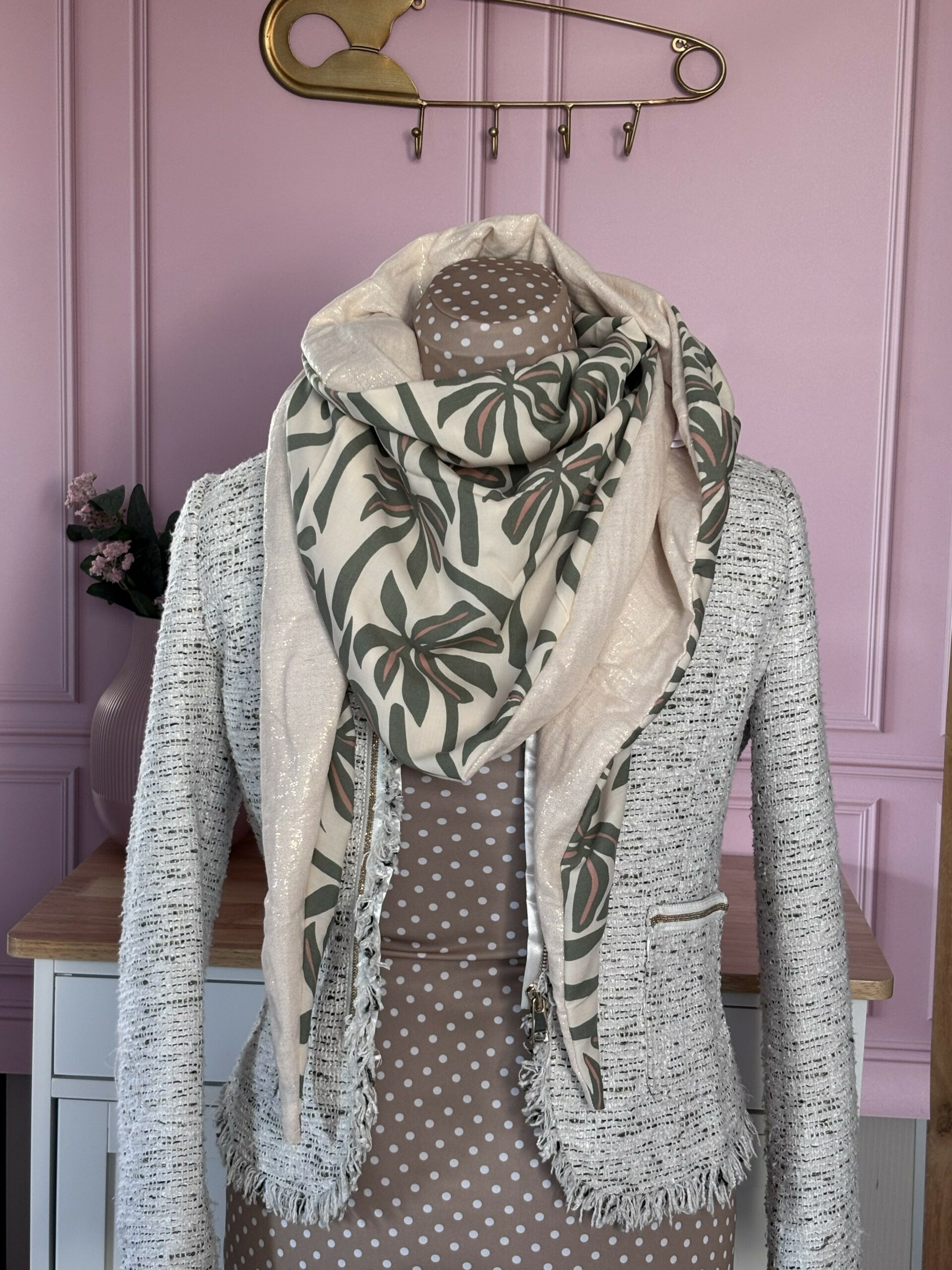 hèche triangle exposé sur mannequin mettant en valeur l'imprimé végétal vert sauge sur fond crème.