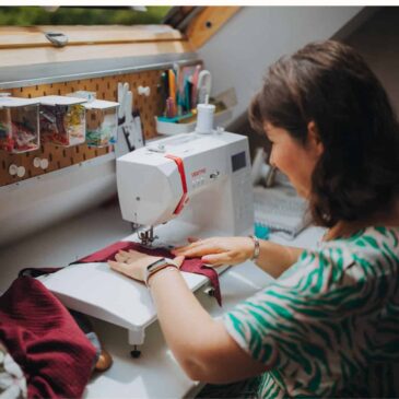 qualité artisanale française, créatrice couturière sur sa machine à coudre