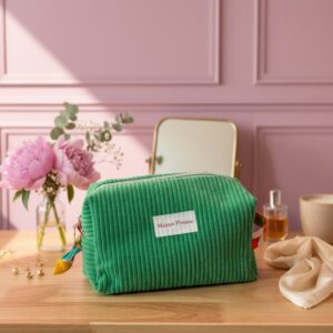Grande trousse de toilette rectangulaire en velours vert émeraude avec poignée en tissu fleuri et étiquette Maison Pivoine.