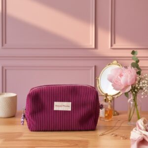 trousse-de-toilette-mauve Trousse de toilette en velours côtelé mauve Maison Pivoine dans une ambiance lifestyle douce avec miroir et pivoines roses.