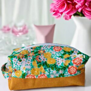 Trousse de toilette rectangulaire femme dans les teintes jaune aux motifs fleuris, intérieur imperméable, extérieur velours et coton