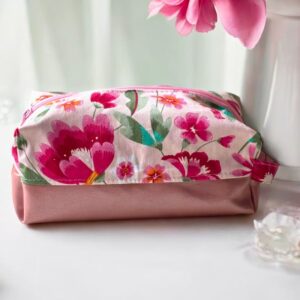 Trousse de toilette rectangulaire femme dans les teintes roses aux motifs fleuris et intérieur imperméabl