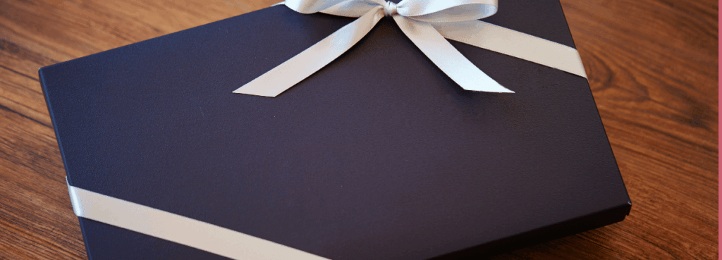 cadeau dans les teintes bleu sur une table en bois