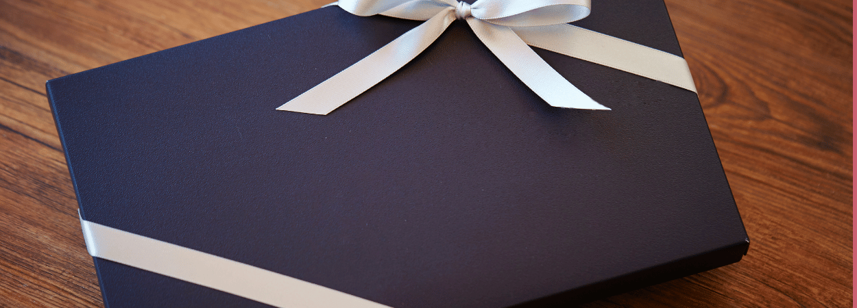 cadeau dans les teintes bleu sur une table en bois