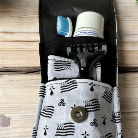 Pochette à brosse à dents et rasoir, fabriquée artisanalement en France. Quimperlé, Bretagne
