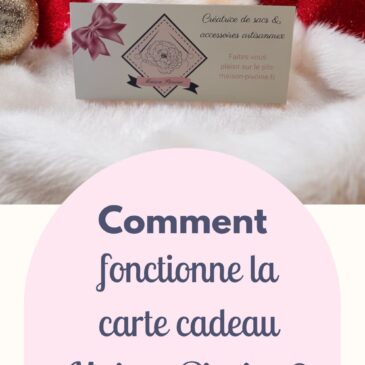 Visuel de la carte cadeau Maison Pivoine posée sur un tissu blanc et des décorations de Noël dorées. Le bas de l’image présente un encart rose avec le texte : “Comment fonctionne la carte cadeau Maison Pivoine