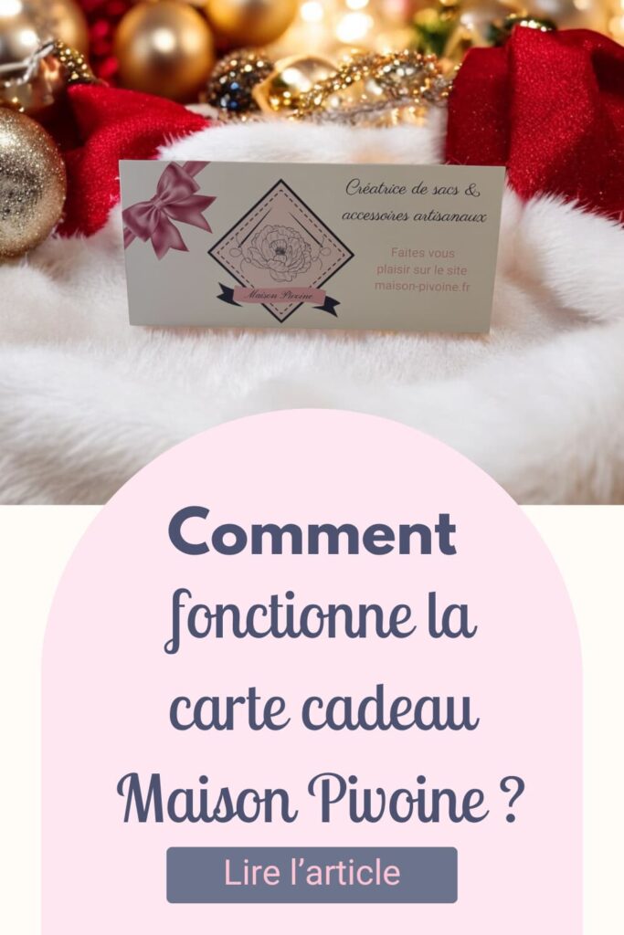 Visuel de la carte cadeau Maison Pivoine posée sur un tissu blanc et des décorations de Noël dorées. Le bas de l’image présente un encart rose avec le texte : “Comment fonctionne la carte cadeau Maison Pivoine