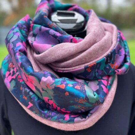 Cache-cou rose viscose aspect soie et maille douce et chaude. Fabriquée à Quimperlé