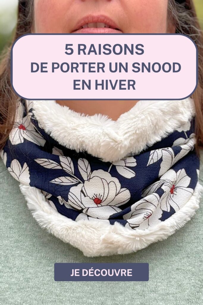 snood bleu avec fleurs et fausse fourrure blanche toute douce