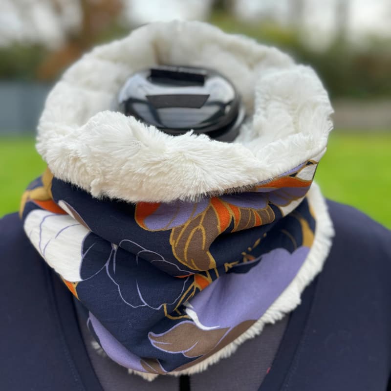 snood femme fourrure blanche et viscose à grosse fleurs bleues