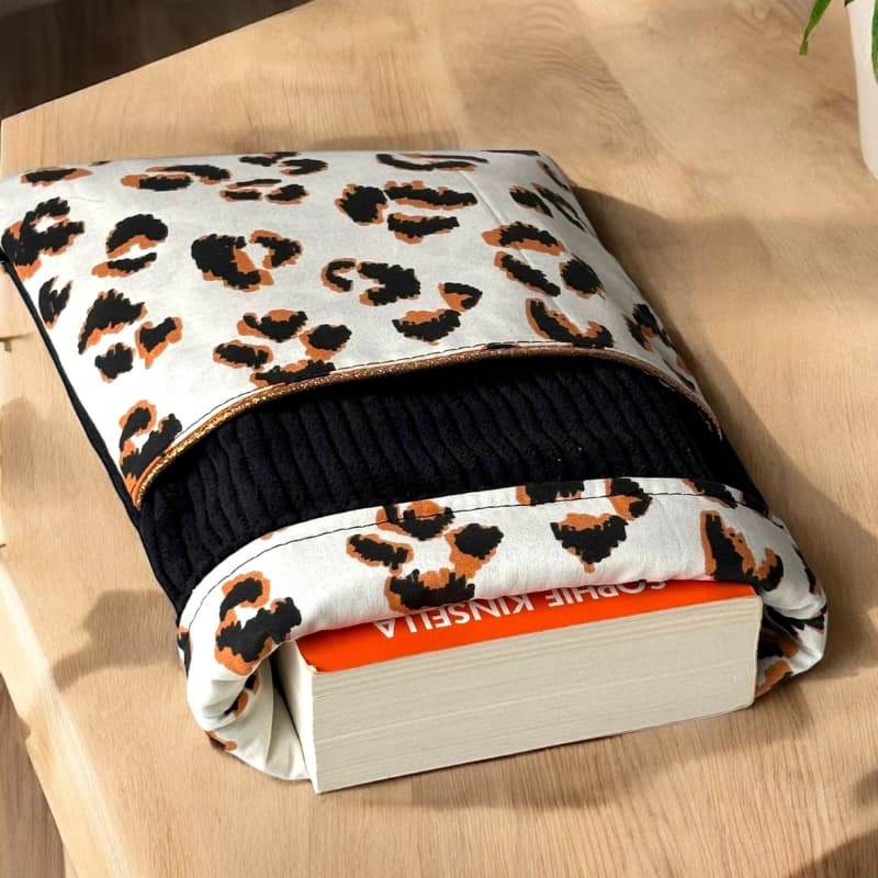 pochette à livre au motif leopard