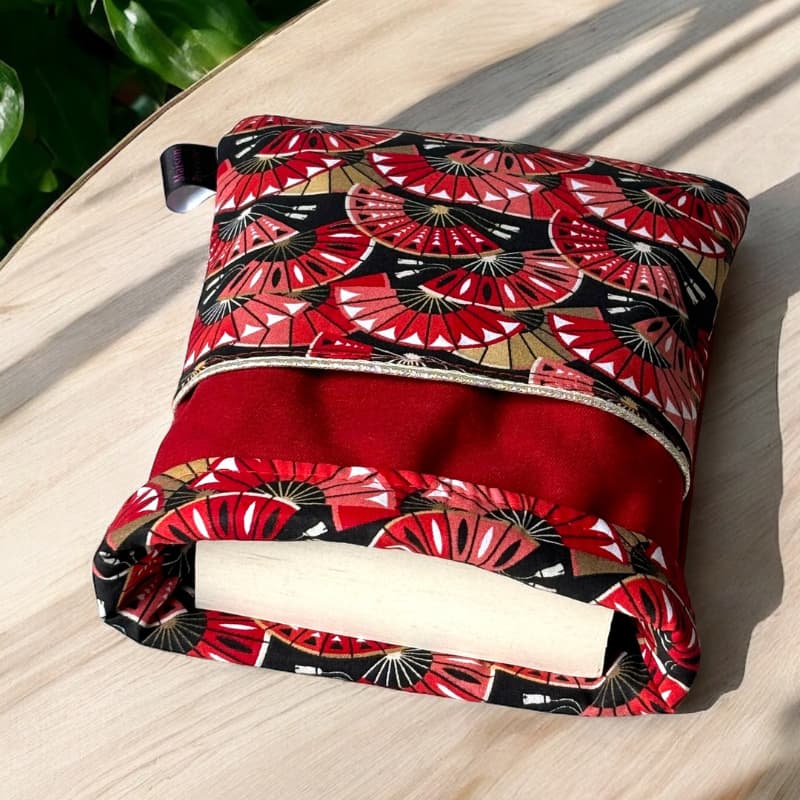 pochette à livre rouge et passepoil doré