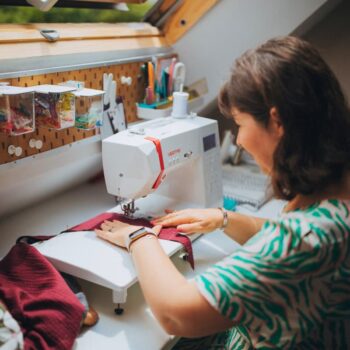 créatrice Maison Pivoine, derrière sa machine à coudre