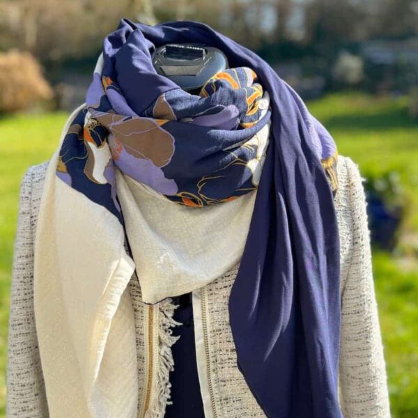 grande echarpe bleue marine, blanche, de forme triangle fabriquée à la main en Bretagne - Maison Pivoine