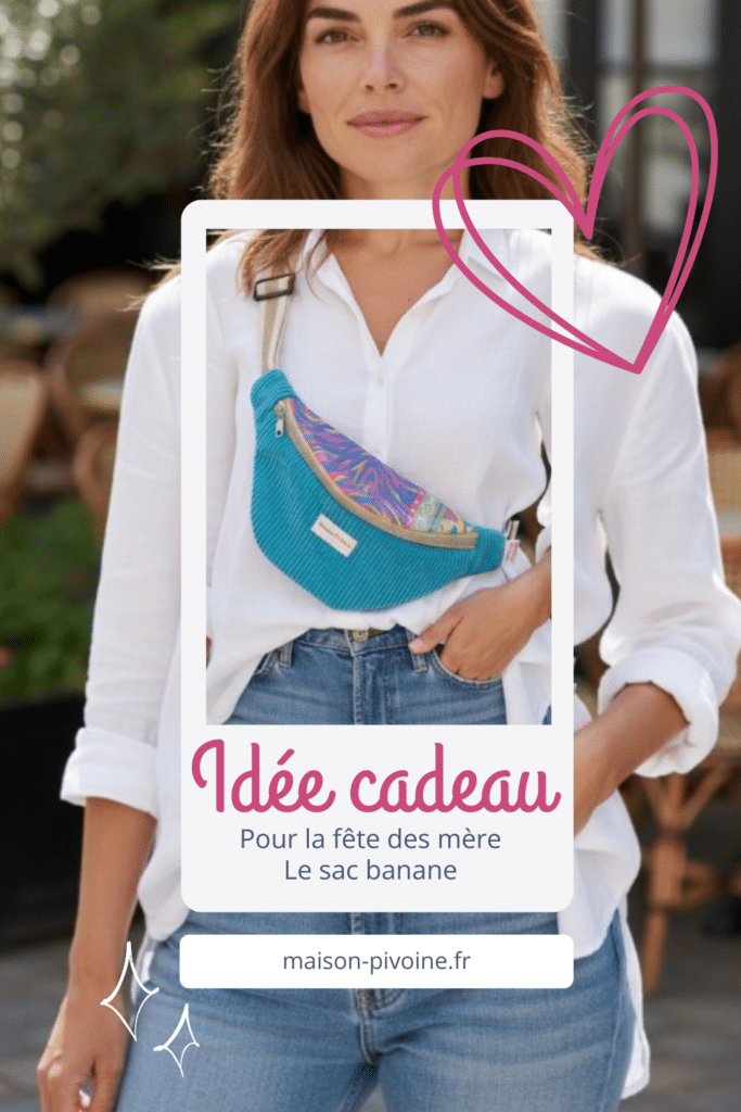 cadeau-fete-des-mamans Femme portant un sac banane en velours bleu turquoise Maison Pivoine en bandoulière, idée cadeau fête des mères.