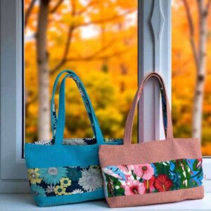 2 sacs cabas bleu et rose devant une fenêtre automnale