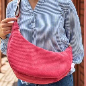 sac croissant demi lune pour femme en velours côtelé de couleur framboise porté en bandoullière- fait main en France par Maison Pivoine