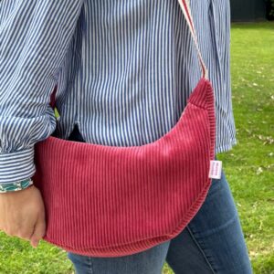 sac croissant demi lune pour femme en velours côtelé de couleur framboise porté à l'épaule - fait main en France par Maison Pivoine