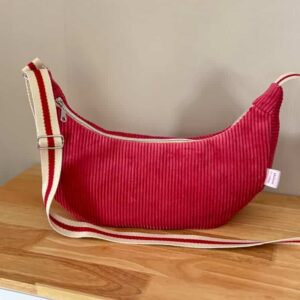 sac croissant demi lune pour femme en velours côtelé de couleur framboise - fait main en France par Maison Pivoine