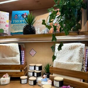 les pochettes à livres fait main par Maison Pivoine pour les romans de la libraire Momie Romance à Grenoble