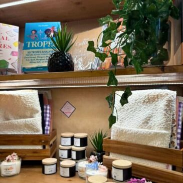 les pochettes à livres fait main par Maison Pivoine pour les romans de la libraire Momie Romance à Grenoble