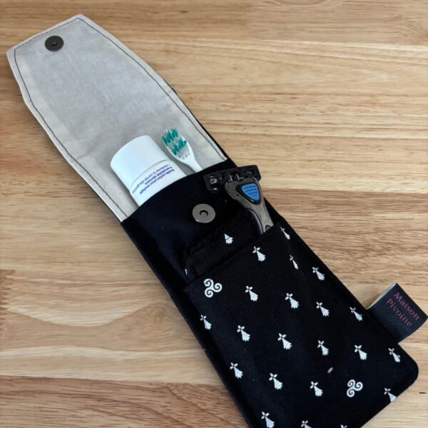 pochette à brosse à dents et rasoir cousu à la main dans un tissu breton par Maison Pivoine en France