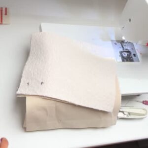 sous la machine à coudre