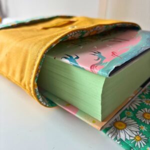 pochette pour livre pour librairie momie romance à Grenoble fait à la main en Bretagne dans l'atelier Maison Pivoine