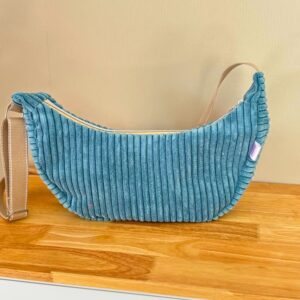 sac banane demi lune velours bleu, fait main par Maison Pivoine, en France - Bretagne